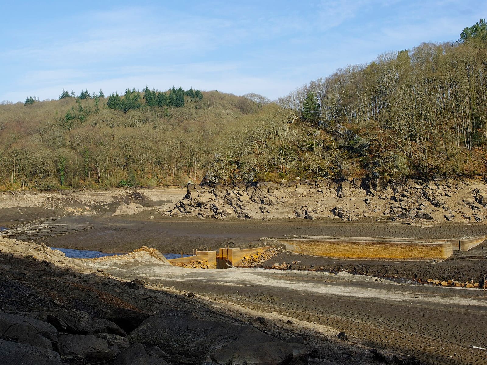 Lac de Guerlédan lors de la vidange 2015
