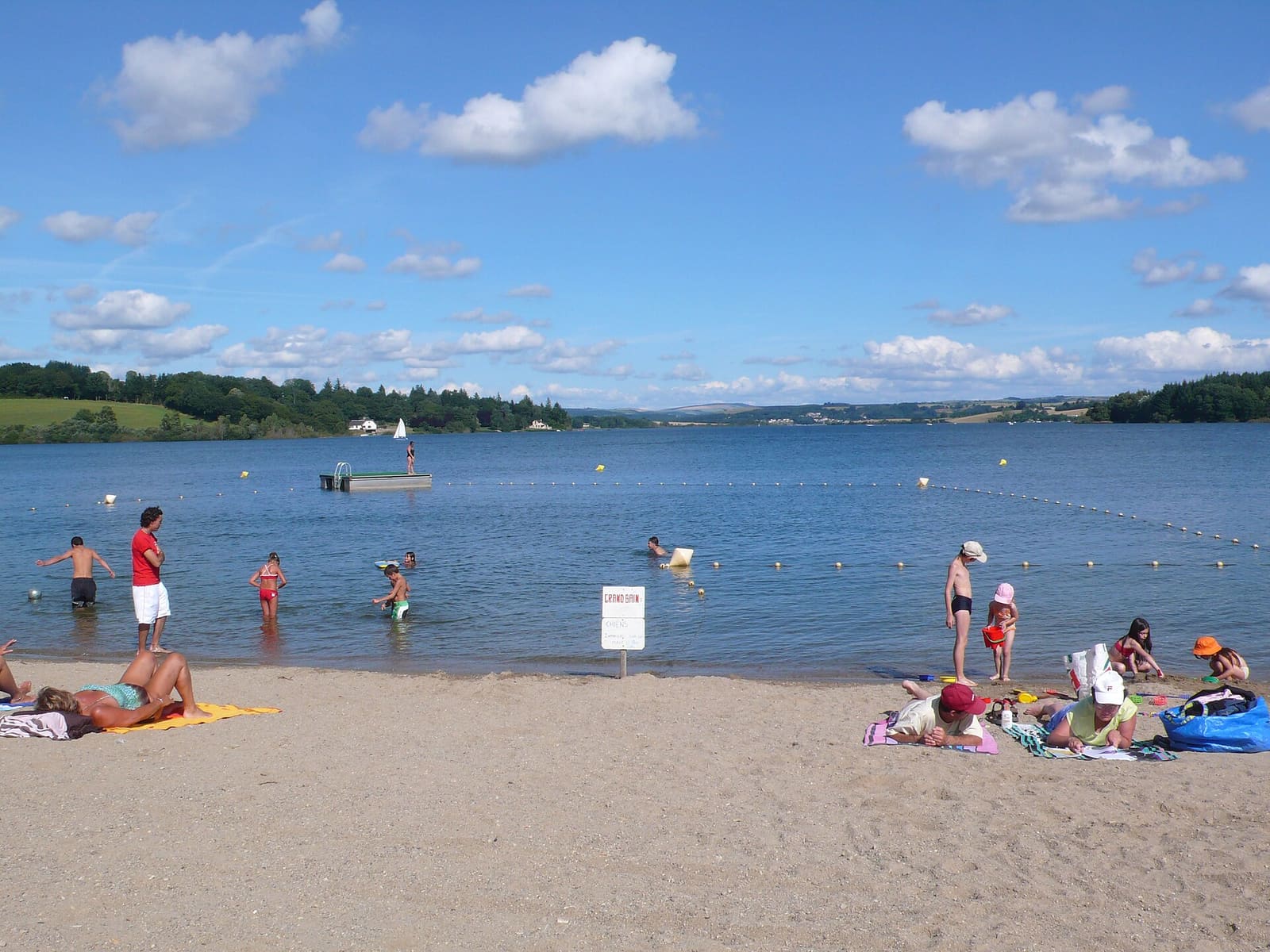 Arvieu, la plage du lac de Pareloup